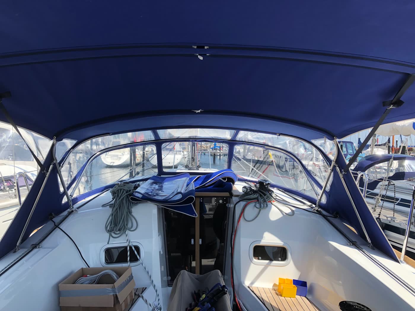 Verdeck mit Edelstahlgestänge und klaren Fenstern im Cockpit einer Segelyacht