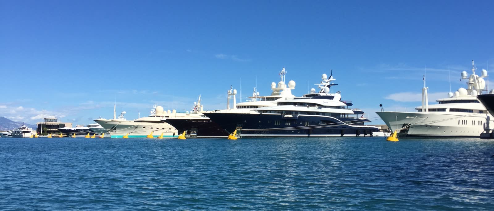 Reihe von Superyachten im Hafen